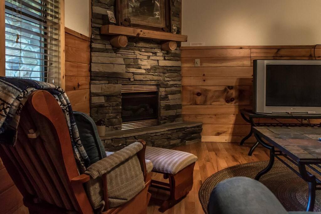 Holly Tree Hideaway - Semi Secluded Mtn Setting Villa Sevierville Exterior photo