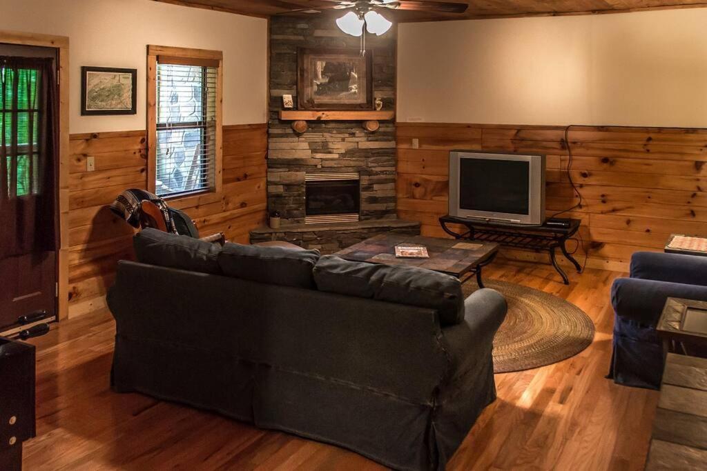 Holly Tree Hideaway - Semi Secluded Mtn Setting Villa Sevierville Exterior photo