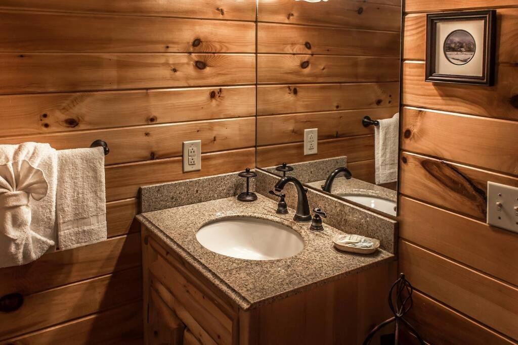 Holly Tree Hideaway - Semi Secluded Mtn Setting Villa Sevierville Exterior photo